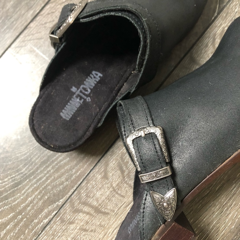 Minnetonka Billie Black Silver Buckle Mules Size 8